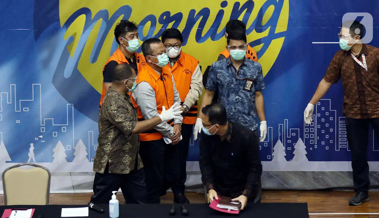 Menteri Kelautan dan Perikanan, Edhy Prabowo (kedua kiri) digiring petugas usai rilis penetapan tersangka kasus dugaan suap penetapan calon eksportir benih lobster di Gedung KPK Jakarta, Kamis (26/11/2020). Sebelumnya, Edhy ditangkap KPK usai lawatan ke Amerika. (Liputan6.com/Helmi Fithriansyah)