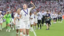 Pemain Timnas Wanita Inggris, Ellen White merayakan kemenangan saat timnya menjadi juara Euro 2022 usai mengalahkan Jerman 2-1 pada babak final di stadion Wembley, di London, pada Juli 31 Desember 2022. (AFP/Justin Tallis)