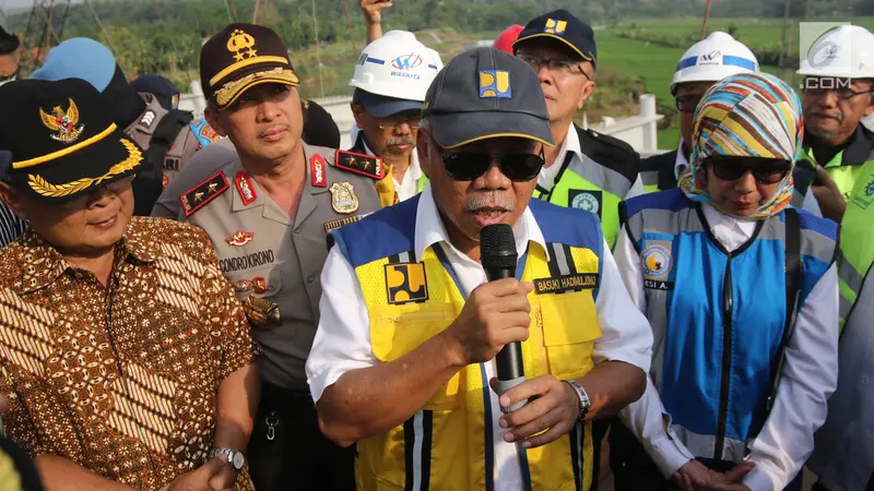 Naiki Truk, Menteri PUPR Uji Coba Jembatan Kali Kuto