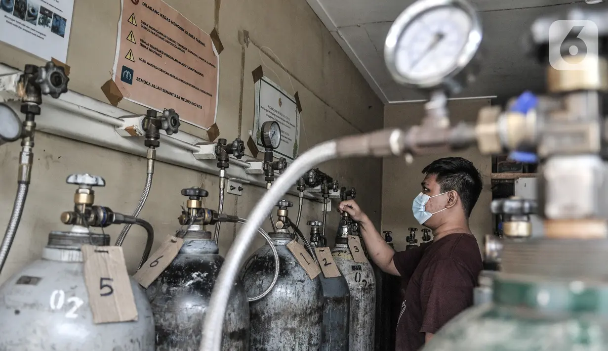Aktivitas pengisian ulang tabung oksigen di agen isi ulang oksigen kawasan Kalimalang, Jakarta, Rabu (27/1/2021). Arif, salah seorang pekerja mengungkapkan permintaan oksigen untuk kebutuhan medis rumahan meningkat 50 persen sejak pandemi Covid-19 mewabah di Jakarta. (merdeka.com/Iqbal S Nugroho)