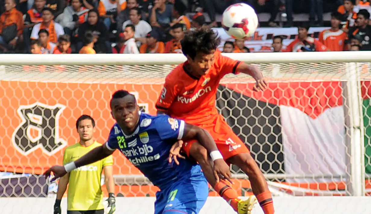 Pemain depan Persib Bandung, Jibril Coulibaly (kiri), berebut bola dengan pemain tengah Persija Jakarta, Amarzukih, saat berlaga di Stadion GBK, (10/8/2014). (Liputan6.com/Helmi Fithriansyah)