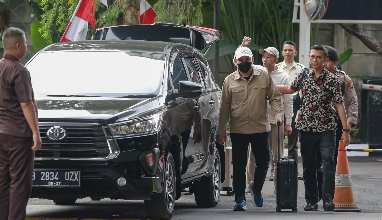 Tim penyidik Komisi Pemberantasan Korupsi (KPK) menangkap Bupati Kolaka Timur Abdul Azis di Makassar, Sulawesi Selatan, Kamis (7/8/2025) malam. (Merdeka.com/Arie Basuki)