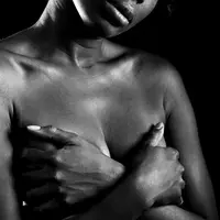 Demi menyelamatkan gadis mereka dari ancaman Boko Haram, payudara diratakan menggunkan batu yang sudah dipanaskan. 