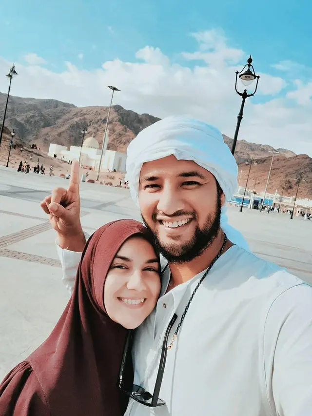 Potret Ammar Zoni dan Irish Bella saat di Madinah, Bikin Syhadu