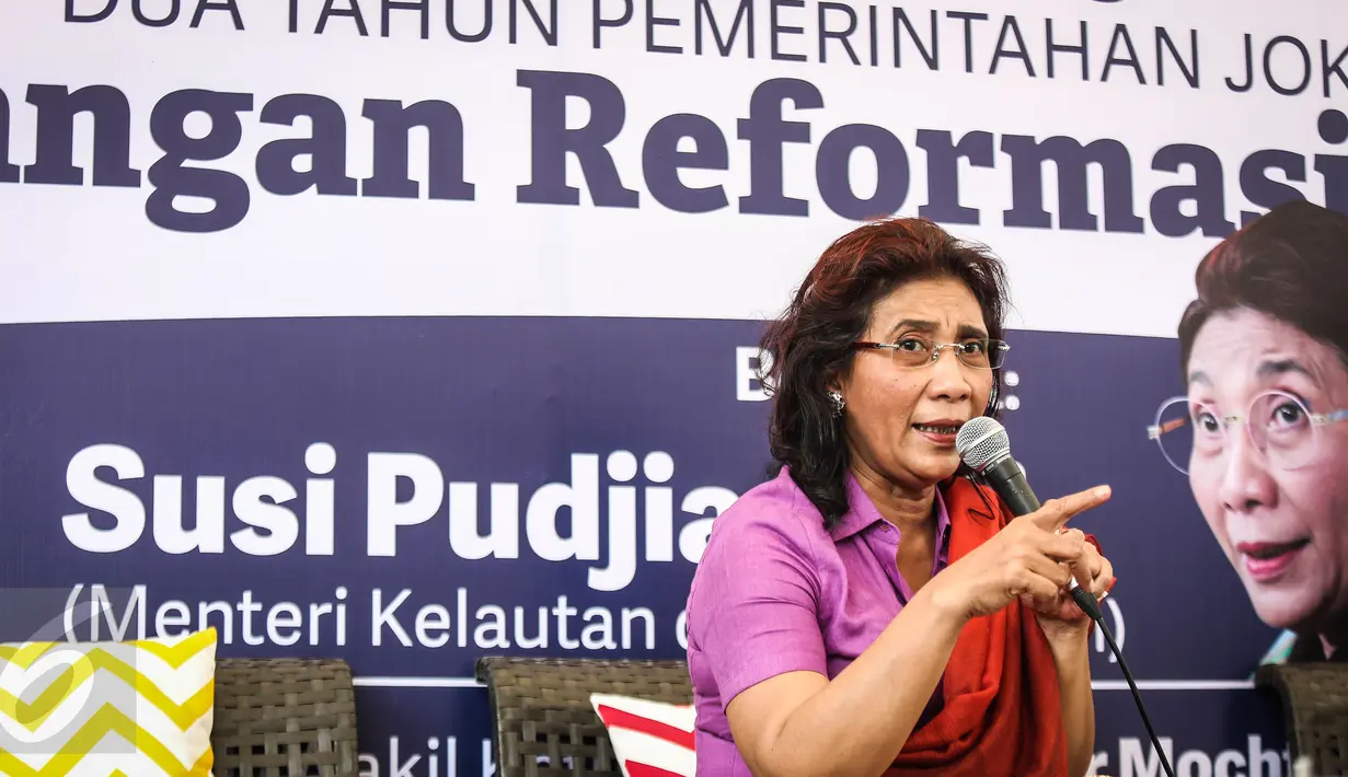 Menteri Susi Pudjiastuti memberikan pandangannya terkait evaluasi 2 tahun pemerintahan Jokowi-JK, di Jakarta, Kamis (20/10). Susi mengatakan banyak pencapaian positif selama dua tahun pemerintahan Joko Widodo dan Jusuf Kalla. (Liputan6.com/Faizal Fanani)