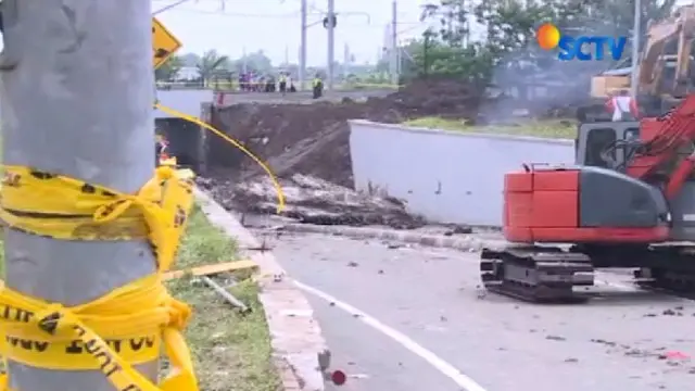 Hari ini petugas fokus dalam proses pengerukan. Setidaknya ada lima eskavator yang dikerahkan untuk mengeruk tanah.