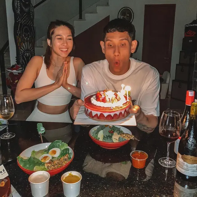 Momen Ulang Tahun Ganindra Bimo yang Ke-34, Dirayakan Berdua Dengan Istri. (Sumber: Instagram/andreadianbimo)