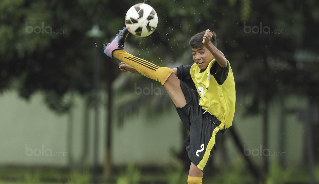Pesepak bola SSB Tulehu Putra, Rizky Lestaluhu, mengontrol bola saat melawan SSB Galunggung FC pada semifinal turnamen Liga Remaja UC News di Lapangan Masariku Yonif 733, Ambon, Rabu (29/11/2017). (Bola.com/Peksi Cahyo)