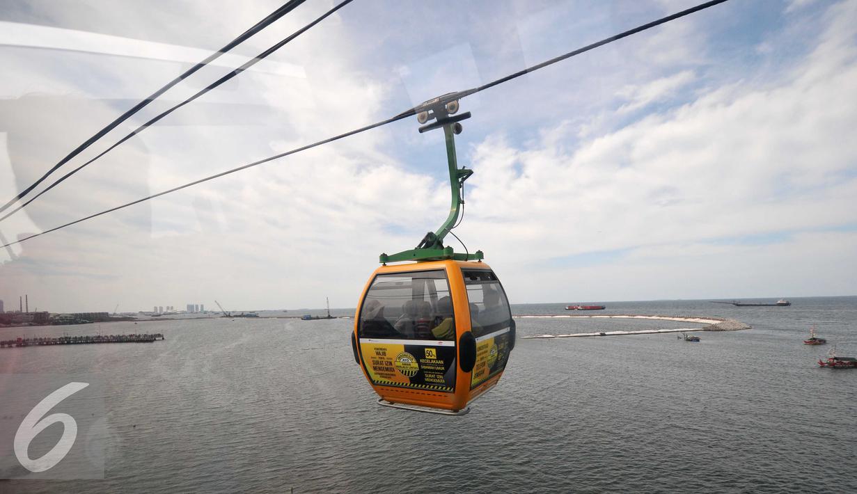 Pengunjung menggunakan wahana Gondola untuk menikmati area wisata Ancol, Jakarta, Sabtu (26/15). Wisata pantai Ancol masih menjadi pilihan favorit warga Jakarta untuk mengisi libur panjang. (Liputan6.com/Gempur M Surya)