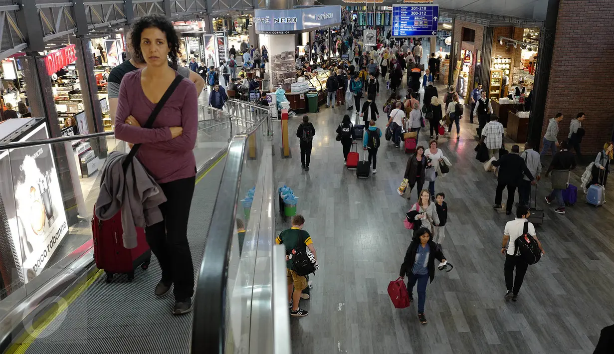 Aktivitas calon penumpang di Bandara Internasional Ataturk di kota Istanbul, Rabu (19/4). Bandara yang dibuka untuk publik pada tahun 1924 ini merupakan bandara terbesar dan tersibuk di Turki. (Liputan6.com/Immanuel Antonius)