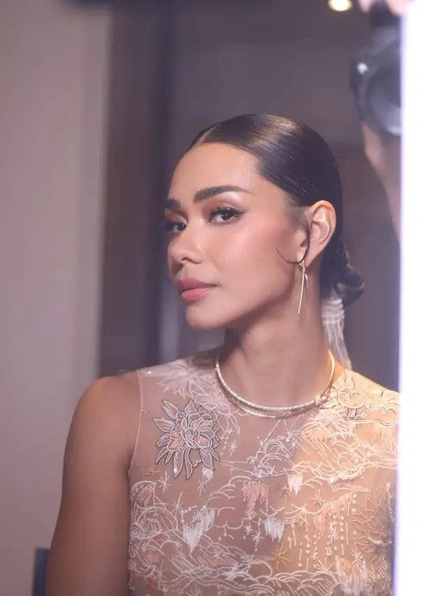 Detail Makeup Glowing Adinia Wirasti yang Resmi Menikah dengan Aktor Australia