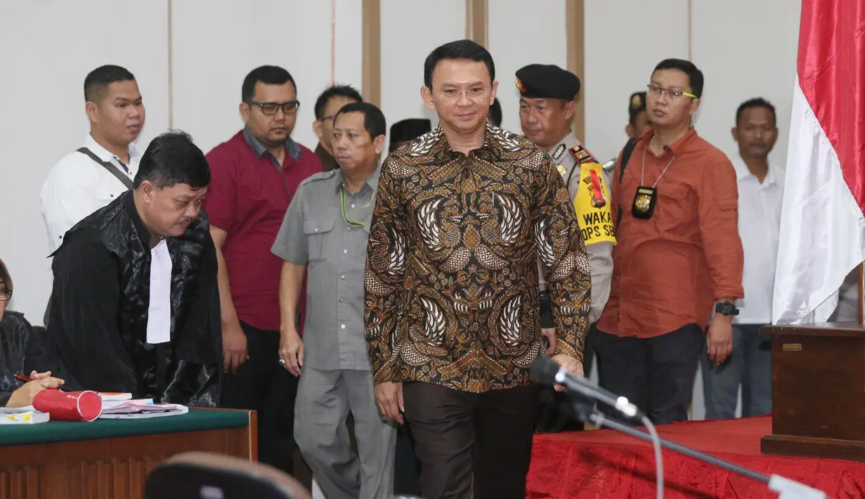 Basuki Tjahaja Purnama atau Ahok berjalan menuju kursi terdakwa untuk menjalani sidang lanjutan di Auditorium Kementan, Jakarta Selatan, Selasa (7/3). Sidang ke-13, beragenda mendengarkan keterangan saksi dari pihak Ahok. (Liputan6.com/Pool/Unank Ramdani)