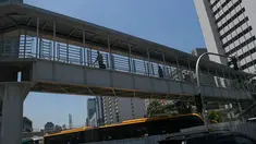 Para pejalan kaki menggunakan Jembatan Penyeberangan Orang (JPO) baru di Bundaran HI, (24/9/14). (Liputan6.com/Faizal Fanani)