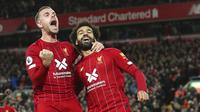 Pemain Liverpool, Mohamed Salah dan Jordan Henderson melakukan selebrasi usai membobol gawang Tottenham Hotspur pada laga Premier League 2019 di Stadion Anfield, Minggu (27/10). Liverpool menang 2-1 atas Tottenham Hotspur. (AP/Jon Super)