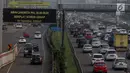 Kondisi arus lalu lintas di pintu masuk Gardu Tol Cibubur 2 saat pemberlakuan sistem ganjil genap di Jakarta, Senin (16/4). Kebijakan ini diterapkan untuk mengurai kemacetan di ruas Tol Jagorawi. (Liputan6.com/Faizal Fanani)