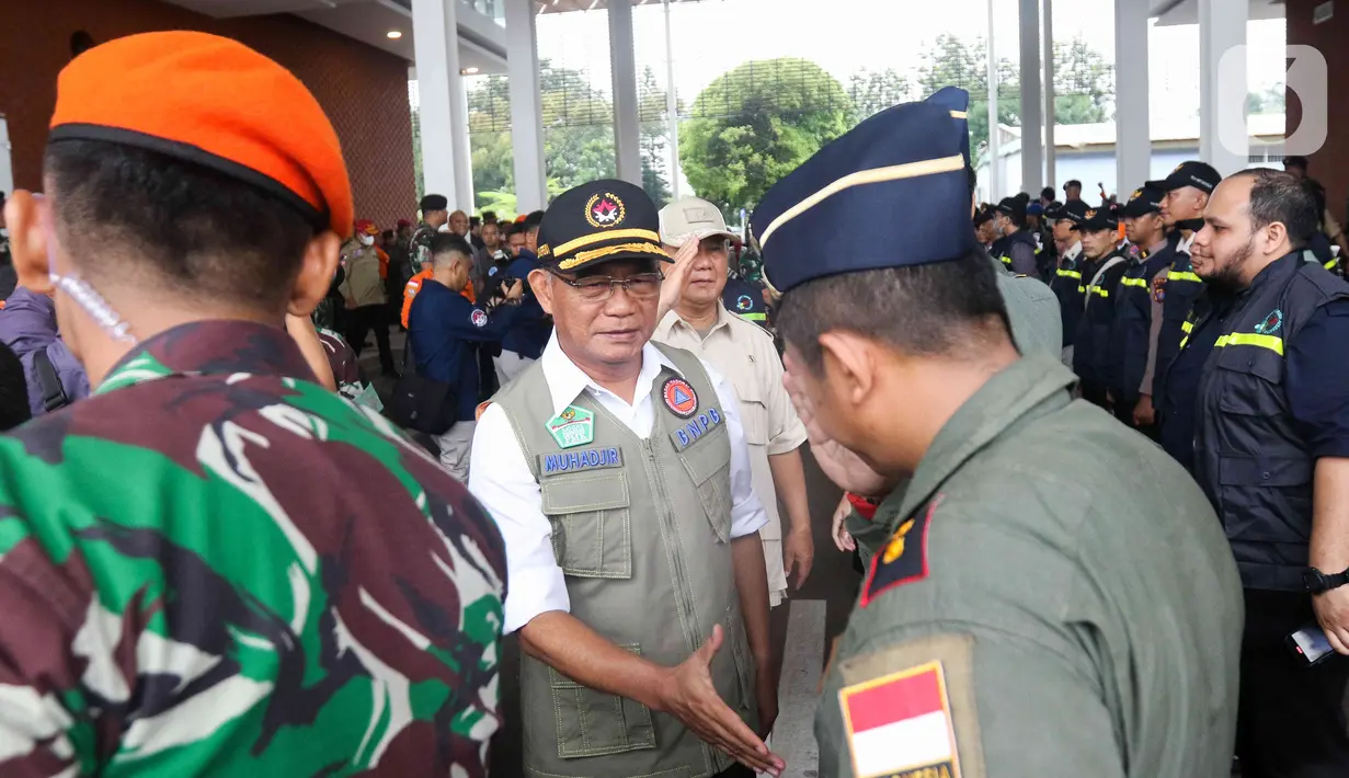 Menteri Koordinator bidang Pembangunan Manusia dan Kebudayaan (Menko PMK) Muhadjir Effendy (kiri) bersama Menteri Pertahanan Prabowo Subianto (kedua kiri) berjabat tangan dengan petugas SAR gabungan saat melepas misi kemanusian ke Turki di Lanud Halim Perdanakusuma, Jakarta, Sabtu (11/2/2023). Pemerintah mengirimkan bantuan logistik sebanyak lima ton dan personel gabungan tim pencarian dan penyelamatan (SAR) sebanyak 65 orang untuk membantu proses operasi SAR korban gempa di Turki. (Liputan6.com/Herman Zakharia)