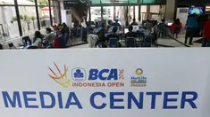 Awak Media tengah serius menulis dan mengedit foto saat meliput turnamen Indonesia Open 2016 di Istora Senayan, Jakarta. (Bola.com/Nicklas Hanoatubun)