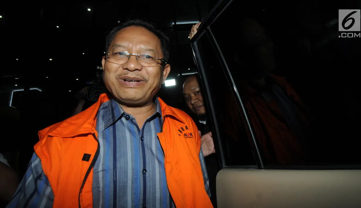 Mantan anggota DPRD Sumatera Utara, Tahan Manahan Panggabean mengenakan rompi tahanan menunju mobil tahanan usai menjalani pemeriksaan di gedung KPK, Jakarta, Senin (13/8). (Merdeka.com/Dwi Narwoko)