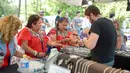 Anna Brickley (kiri) dan saudara kembarnya Blanco Tilly melihat perhiasan di sebuah stan saat Festival Twins Days tahunan ke-42 di Twinsburg, Ohio (5/8). Festival ini mengumpulkan orang-orang yang memiliki kembaran. (AFP Photo/Dustin Franz)