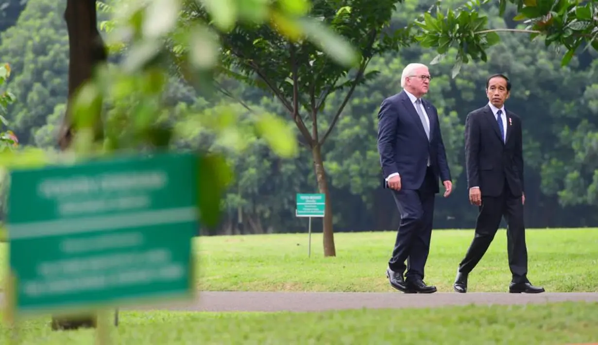 Presiden Joko Widodo (kanan) berjalan bersama Presiden Republik Federal Jerman Frank-Walter Steinmeier (kanan) di Istana Bogor, Jawa Barat, Kamis (16/6/2022). Kunjungan kenegaraan Presiden Republik Federal Jerman tersebut berlangsung dalam rangka peringatan 70 tahun hubungan diplomatik Indonesia Jerman yang terbentuk sejak 1952. (Foto: Lalily Rachev - Biro Pers Setpres)
