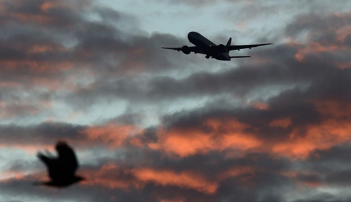 Sebuah pesawat British Airways saat akan mendarat di Bandara Heathrow, London, Inggris, (18/4). Pesawat British Airways dilaporkan ditabrak sebuah drone saat akan mendarat di Bandara Heathrow. (REUTERS / Toby Melville)