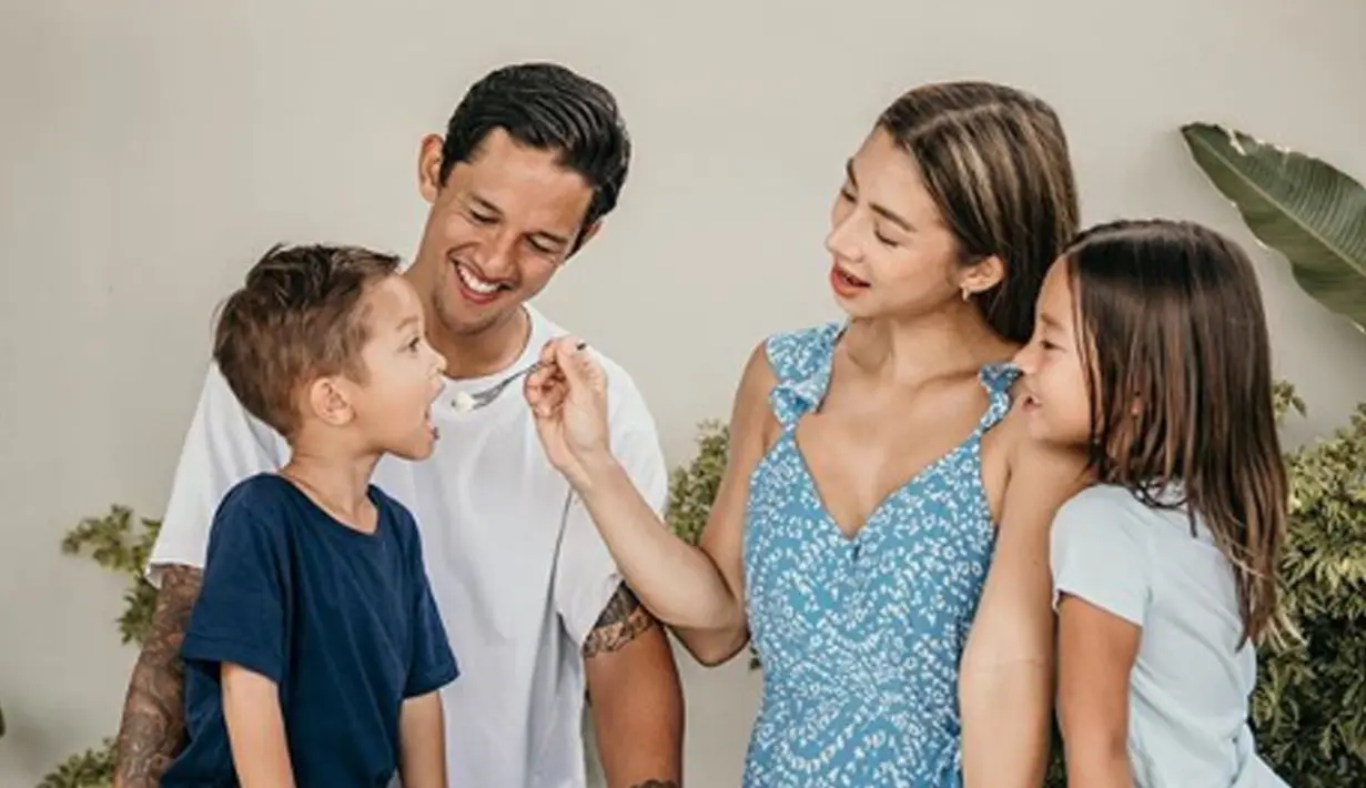 Kebahagiaan keluarga Irfan Bachdim dan Jennifer Bachdim semakin lengkap dengan kehadiran dua buah hati mereka, Kiyomi dan Kenji . (Liputan6.com/IG/jenniferbachdim)