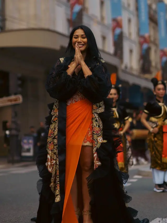 6 Potret Anggun C Sasmi Nyinden di Jalanan Paris, Memukau Bareng Penari Asal Solo