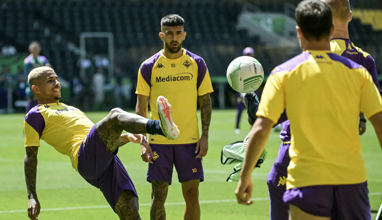 Fiorentina sangat berharap bisa memenangi laga final ini untuk mengakhiri puasa gelar selama 20 tahun terakhir. (Aris Messinis/AFP)