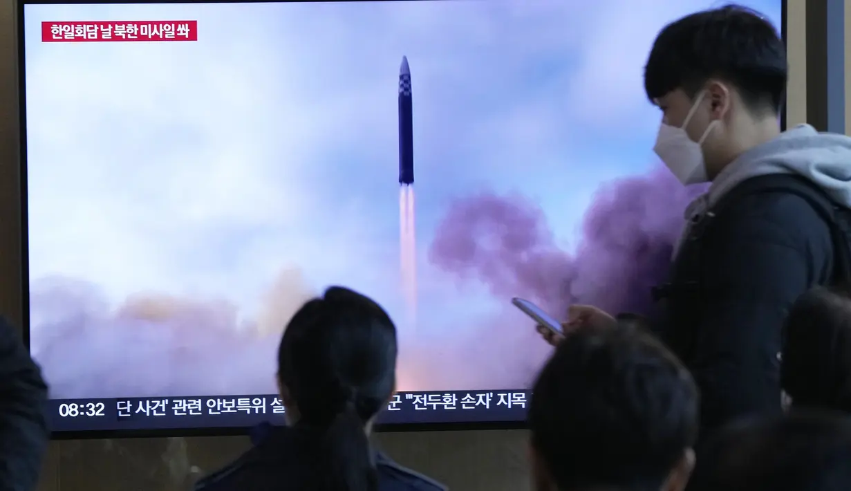 Rudal tersebut jatuh di perairan antara Semenanjung Korea dan Jepang setelah diluncurkan pada lintasan yang curam, tampaknya untuk menghindari negara tetangga. Jepang mengatakan rudal itu mendarat di luar zona ekonomi eksklusifnya dan tidak ada laporan kerusakan kapal dan pesawat. (AP Photo/Ahn Young-joon)