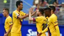 Striker Barcelona, Lionel Messi, melakukan selebrasi usai membobol gawang Eibar pada laga La Liga 2019 di Stadion Ipurua, Sabtu (19/10). Barcelona menang 3-0 atas Eibar. (AP/Alvaro Barrientos)