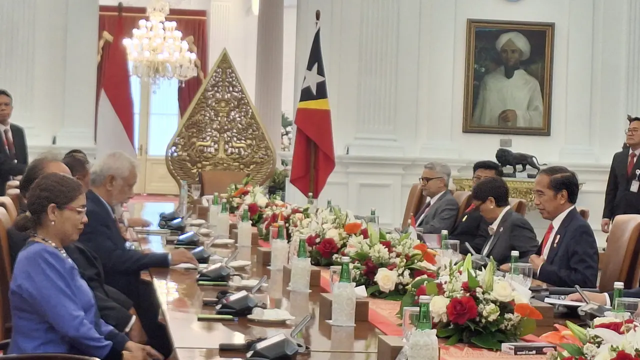 Presiden Joko Widodo atau Jokowi melakukan pertemuan bilateral dengan Perdana Menteri (PM) Timor Leste Xanana Gusmao di Istana Merdeka Jakarta, Senin (4/9/2023). (Liputan6.com/Lizsa Egeham)