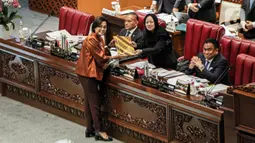 Menteri Keuangan Sri Mulyani menyerahkan dokumen pandangan pemerintah terkait pelaksanaan APBN 2022 kepada Ketua DPR Puan Maharani (kedua kanan) disaksikan Wakil Ketua DPR Rachmat Gobel (kanan) dan Lodewijk Paulus (kedua kiri) saat Rapat Paripurna ke-29 Masa Persidangan V Tahun Sidang 2022-2023 di Kompleks Parlemen, Senayan, Jakarta, Selasa (11/7/2023). (Liputan6.com/Faizal Fanani)