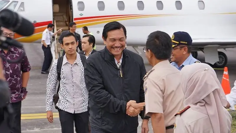 Menteri Koordinator Bidang Kemaritiman, Luhut Binsar Pandjaitan mendarat di Bandara Silangit, Sumatera Utara. (Kemenko Kemaritiman)