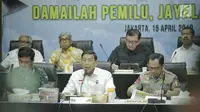 Menko Polhukam, Wiranto (tengah) memimpin rapat koordinasi dengan KPU-Bawaslu, Polri, TNI hingga menteri di Kantor Kemenko Polhukam, Jakarta, Senin (15/4). Rapat membahas mengenai kesiapan akhir pengamanan tahapan pemungutan dan perhitungan suara pemilu serentak 2019. (Liputan6.com/Faizal Fanani)