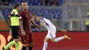 Pemain Roma, Radia Nainggolan kecewa saat timnya kebobolan lewat gol Mauro Icardi pada lanjutan Serie A di Olympic Stadium, Roma (26/8/2017). Inter menang 3-1. (AP/Andrew Medichini)