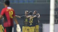 Para pemain Barito Putra merayaan gol Mathias Cordoba (kanan) saat melawan Bhayangkara FC pada Liga 1 2017 di Stadion Patriot, Bekasi, Selasa (4/7/2017). (Bola.com/Nicklas Hanoatubun)