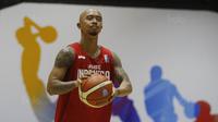 Pemain Timnas Basket Indonesia, Mario Wuysang, saat melawan bertanding melawan Satria Muda saat laga uji coba di Tangerang, Jumat (21/7/2017). Timnas Basket menang 82-87 atas Satria Muda. (Bola.com/M Iqbal Ichsan)