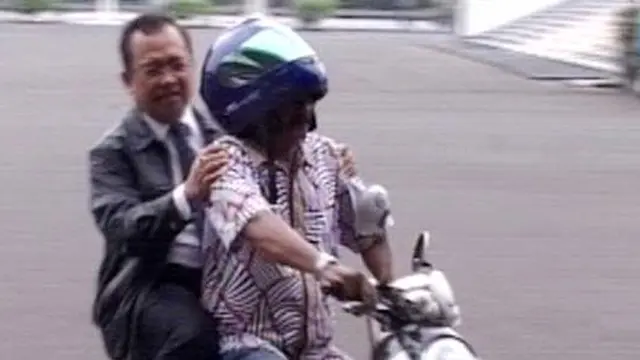 Demo Kades Paksa Priyo Naik Ojek