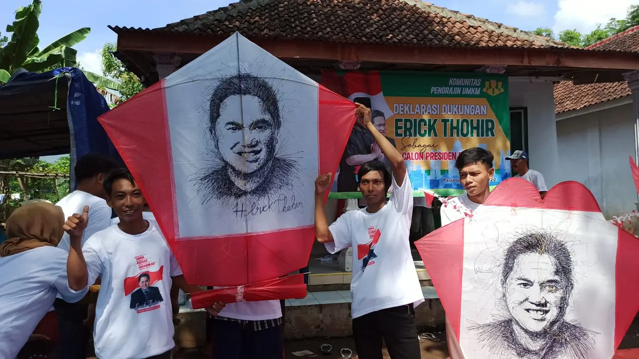 Layang-layang bergambar Erick Thohir terbang di Pasuruan. (Dian Kurniawan/Liputan6.com)