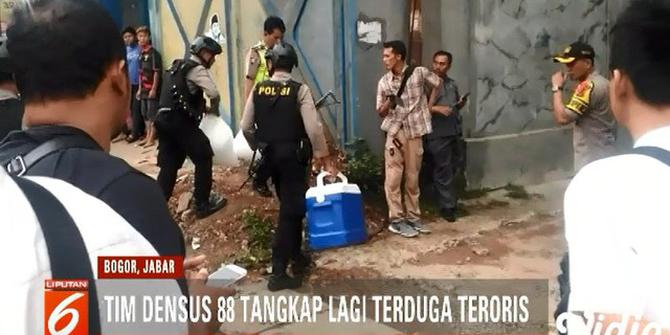 Densus 88 Tangkap Terduga Teroris di Cibinong