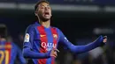Pemain Barcelona,  Neymar  saat gagal mencetak gol ke gawang Villareal CF pada lanjutan La Liga Spanyol di El Madrigal stadium, Villareal, (8/1/2017). (AFP/Jose Jordan)