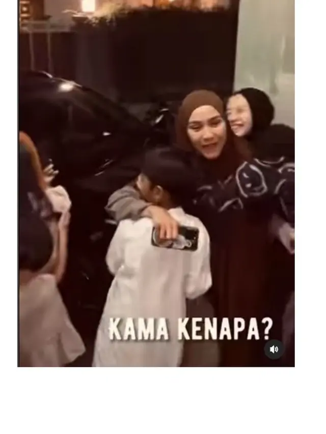 10 Potret Zaskia Adya Mecca dan Hanung Bramantyo Usai Haji, Anak Sempat Pangling