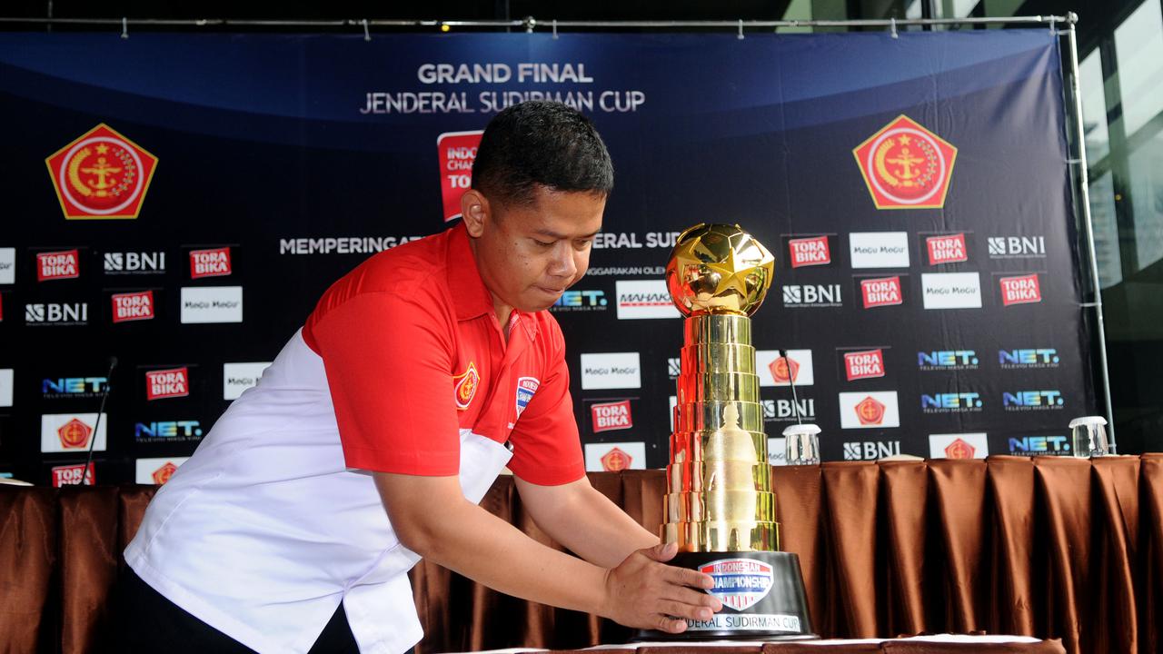 Trofi Piala Jenderal Suriman berlapis emas murni