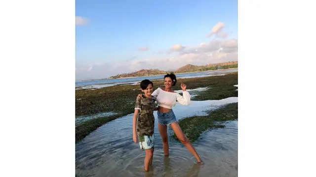 5 Gaya Liburan Farah Quinn di Pantai, Mesra Bareng Anak