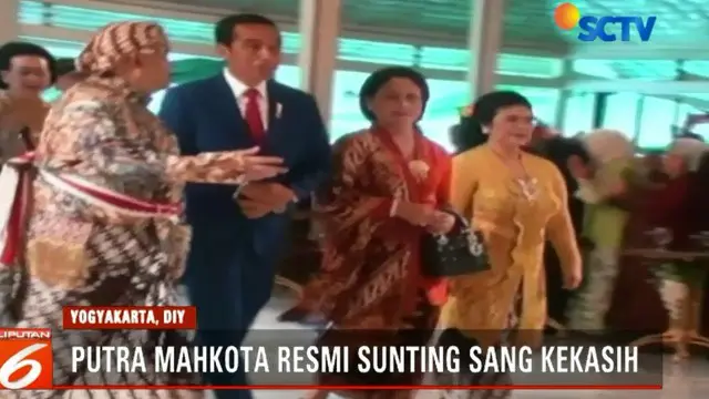Kedatangan Jokowi langsung disambut Wakil Gubernur Yogyakarta Sri Paduka Paku Alam X yang merupakan ayah dari mempelai pria.