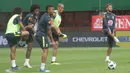 Para pemain Brasil melakukan pemanasan saat latihan di Stadion Ernst Happel, Wina, Sabtu (9/6/2018). Latihan ini merupakan persiapan jelang laga ujicoba melawan Austria. (Bola.com/Reza Khomaini)