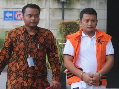 Staf Kemenpora Eko Triyanto (kanan) tiba di Gedung KPK, Jakarta, Rabu (23/1). Eko diperiksa untuk pengembangan suap terkait dana hibah dari Kemenpora ke KONI sebesar Rp 17 miliar. (Merdeka.com/Dwi Narwoko)