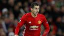 Gelandang MU, Henrikh Mkhitaryan berusaha membawa bola saat bertanding melawan Feyenoord pada pertindangan Grup A Liga Europa di Stadion Old Trafford, Inggris (24/11). MU menang telak atas Feyenoord dengan skor 4-0. (Reuters/Phil Noble)