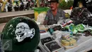 Penjual pernak-pernik membanjiri arena Muktamar ke-33 Nahdlatul Ulama di Jombang, Jawa Timur, Senin (3/8/2015). Pernak-pernik yang dijual yakni kaos, pin, gantungan kunci, dan berbagai produk kerajinan tangan lainnya. (Liputan6.com/Johan Tallo)