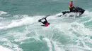 Nazare Big Wave Challenge menampilkan selancar ombak besar terbaik. Dalam kompetisi ini, peserta akan bekerja dalam tim. (AP Photo/Armando Franca)